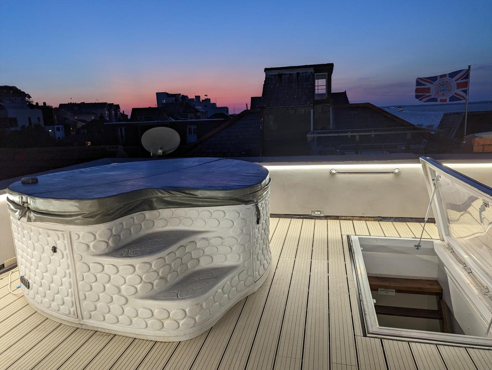 Seafarer'S View - 6 Bedroom Townhouse In Cowes, Parking & Seaviews. Cowes  Exterior foto